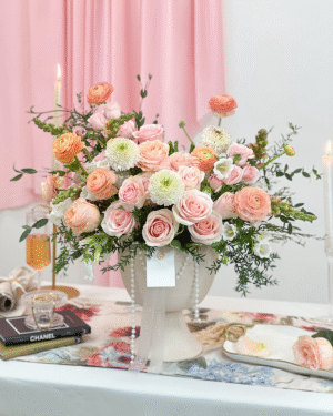 SPLENDENTE es un arreglo de lujo en base artesanal, con rosas y flores de estación, diseñado para honrar a mamá con una elegancia poética y absolutamente memorable.