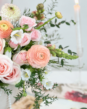 SPLENDENTE es un arreglo de lujo en base artesanal, con rosas y flores de estación, diseñado para honrar a mamá con una elegancia poética y absolutamente memorable.