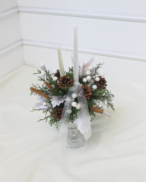 HOLIDAY CUP es una copa de deseo de fiestas que celebra la Navidad con pino fresco, flores, canela y detalles blancos, evocando gratitud, armonía y belleza en cada rincón. Un gesto encantador, confeccionado con alma, para acompañar sus deseos más sinceros en esta temporada.