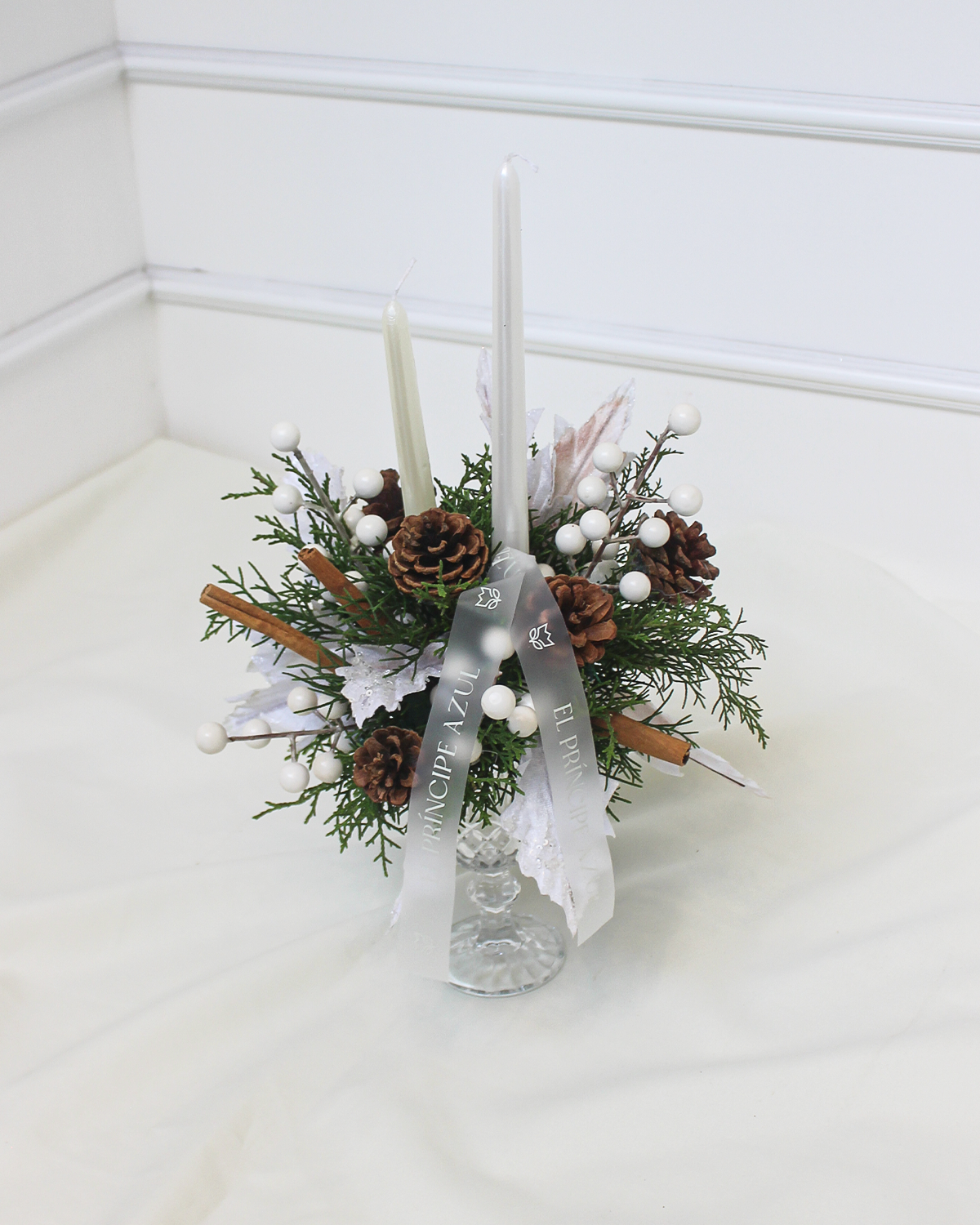 HOLIDAY CUP es una copa de deseo de fiestas que celebra la Navidad con pino fresco, flores, canela y detalles blancos, evocando gratitud, armonía y belleza en cada rincón. Un gesto encantador, confeccionado con alma, para acompañar sus deseos más sinceros en esta temporada.