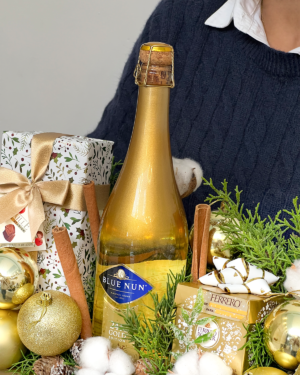 Un arreglo de navidad y año nuevo que combina vino, chocolates y destellos dorados para honrar con elegancia los sabores, las emociones y la gratitud que marcan esta temporada. Un gesto refinado, pensado para brindar afecto, celebrar con belleza y dejar una impresión inolvidable.