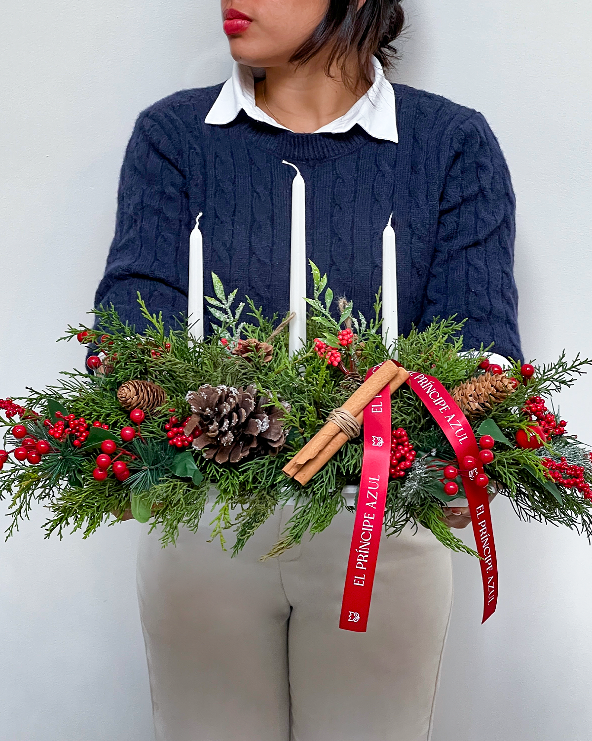 HARMONY-CENTERPIECE-00-CHRISTMAS-ARREGLOS-EPA-2025 Harmony Centerpiece es un centro de mesa para fiestas que combina pino natural, detalles rojos y acentos navideños, para llenar su hogar de elegancia, tradición y armonía en esta temporada tan especial. Creado artesanalmente por El Príncipe Azul, es una joya decorativa que transforma cualquier cena en un recuerdo inolvidable.
