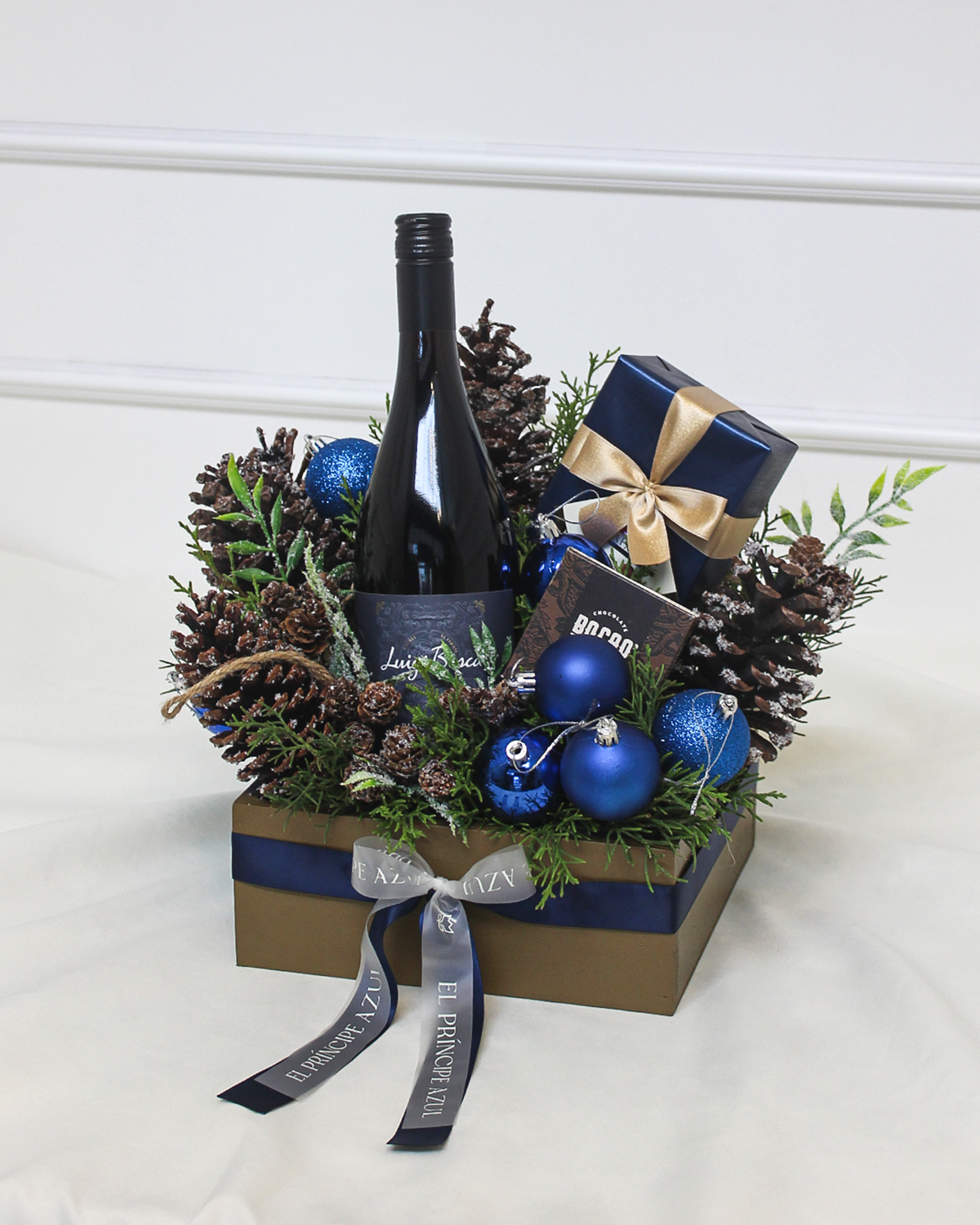 ROYAL HOLIDAY es un arreglo de navidad especial con vino Pinot Noir, en base artesanal de madera, que celebra la elegancia y el arte de compartir en Navidad.