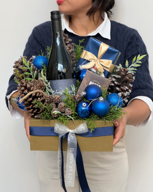 ROYAL HOLIDAY es un arreglo de navidad especial con vino Pinot Noir, en base artesanal de madera, que celebra la elegancia y el arte de compartir en Navidad.