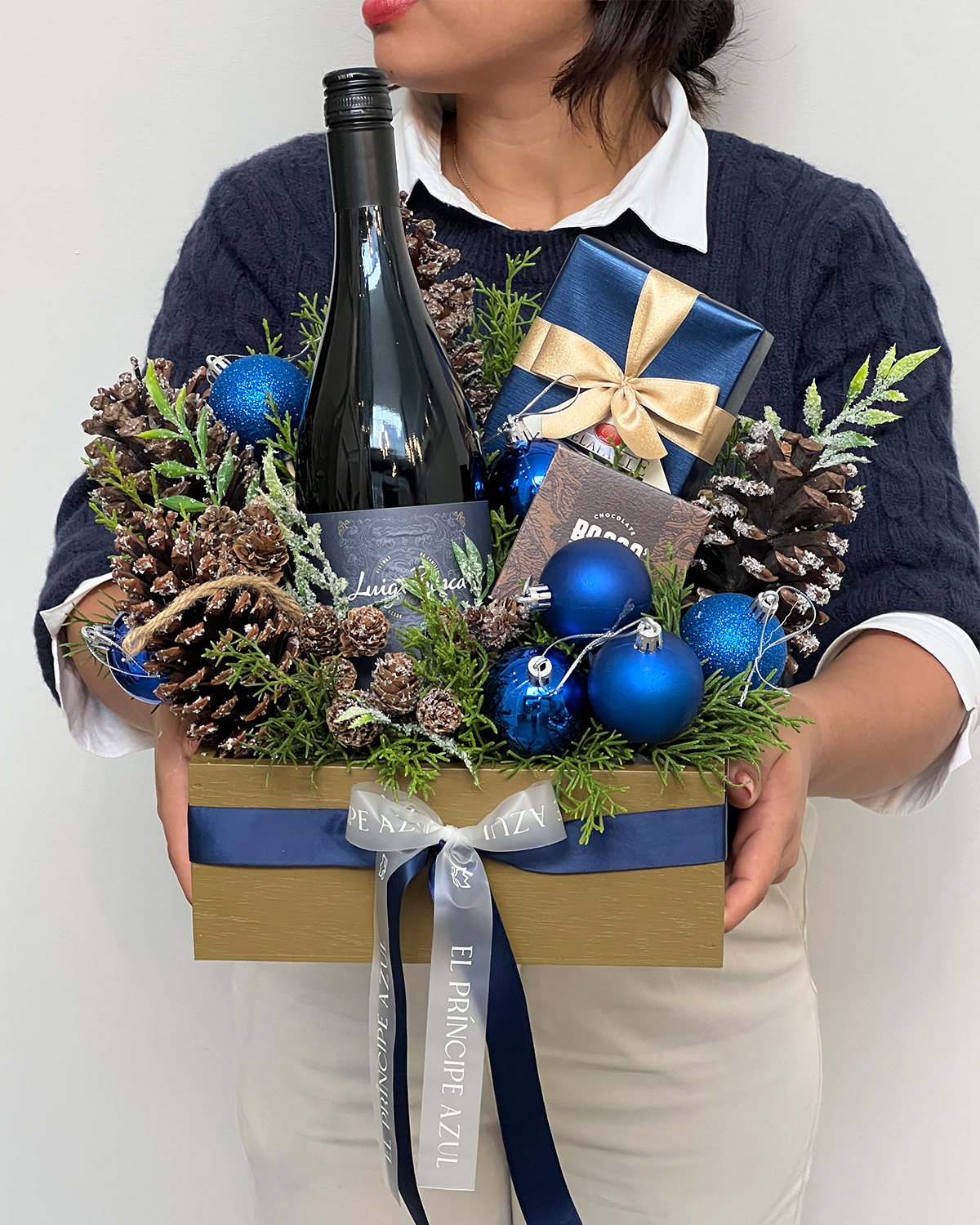 ROYAL HOLIDAY es un arreglo de navidad especial con vino Pinot Noir, en base artesanal de madera, que celebra la elegancia y el arte de compartir en Navidad.