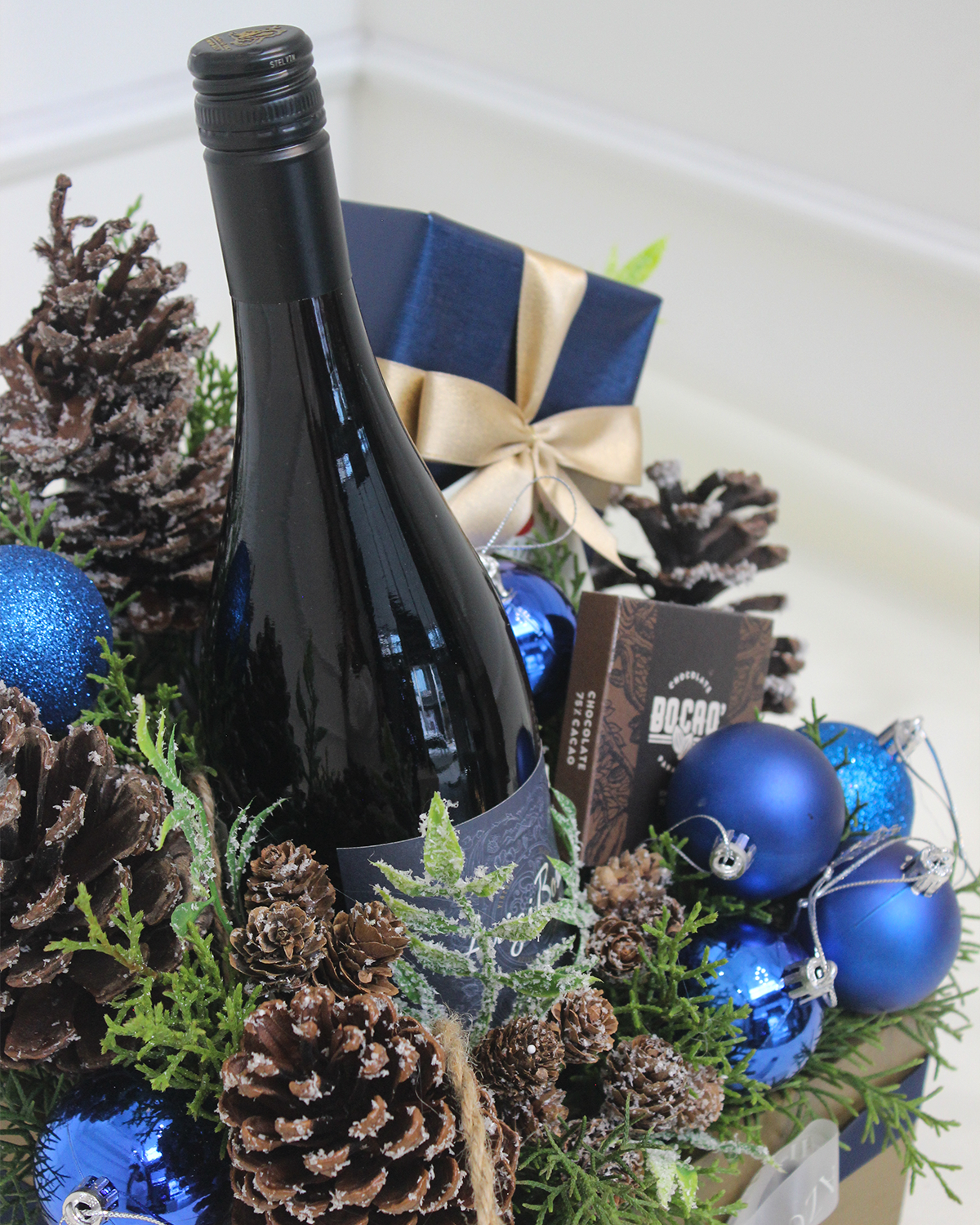 ROYAL HOLIDAY es un arreglo de navidad especial con vino Pinot Noir, en base artesanal de madera, que celebra la elegancia y el arte de compartir en Navidad.