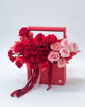 BAGLIORE celebra el amor con fuerza y sofisticación. Rosas rojas impecables, madera cherry y detalles de pino se unen en una creación sobria, intensa y exclusiva de El Príncipe Azul, pensada para destinos que se eligen.