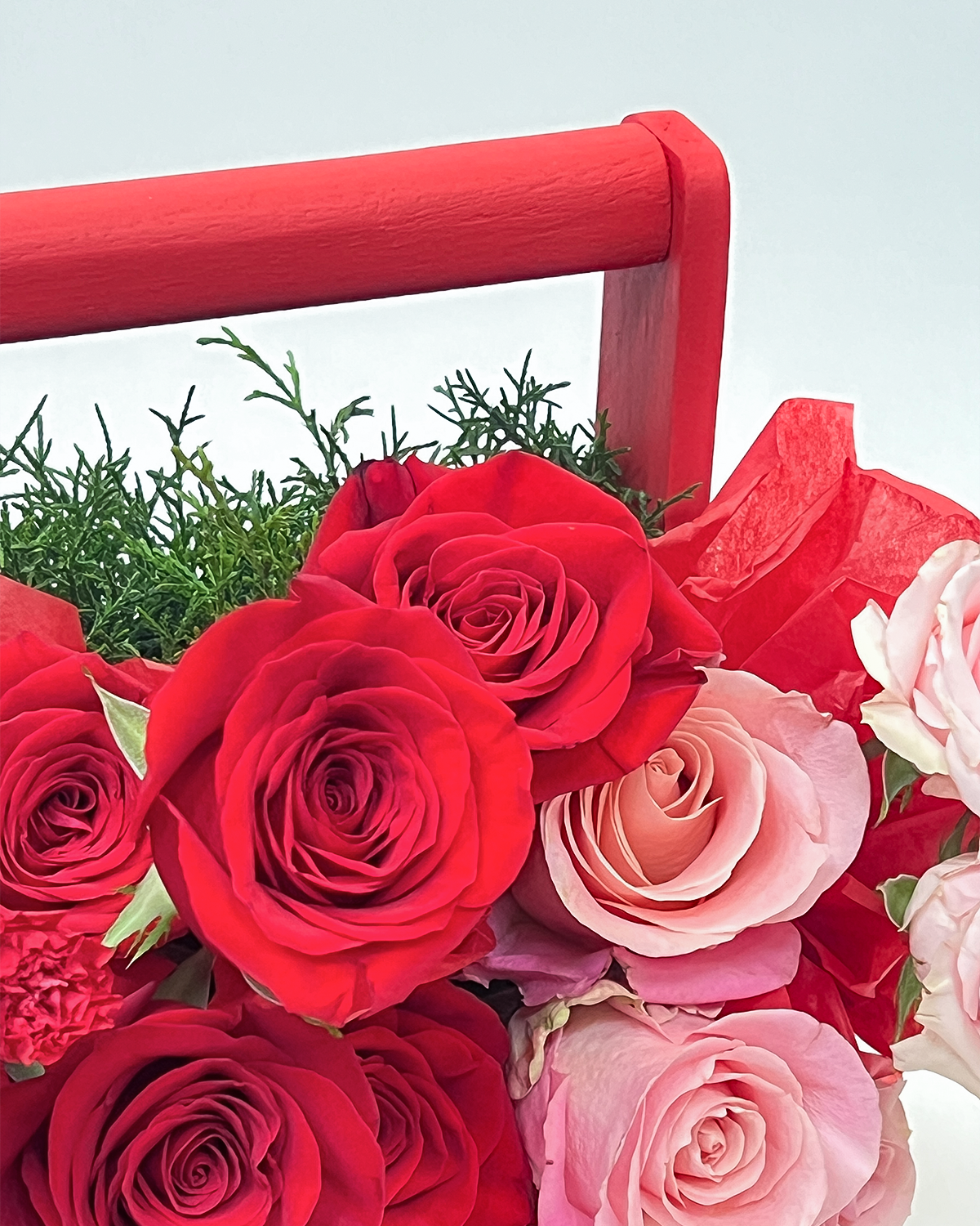 BAGLIORE celebra el amor con fuerza y sofisticación. Rosas rojas impecables, madera cherry y detalles de pino se unen en una creación sobria, intensa y exclusiva de El Príncipe Azul, pensada para destinos que se eligen.