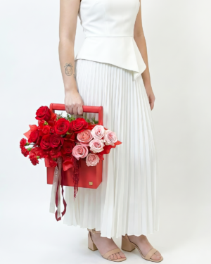 BAGLIORE celebra el amor con fuerza y sofisticación. Rosas rojas impecables, madera cherry y detalles de pino se unen en una creación sobria, intensa y exclusiva de El Príncipe Azul, pensada para destinos que se eligen.