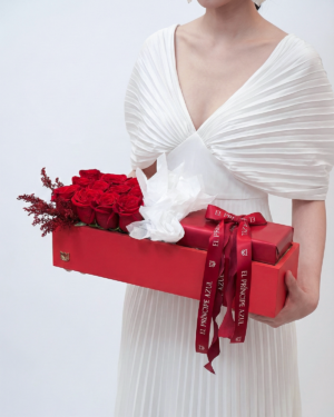 CERTEZZA es la expresión perfecta de un amor seguro. Rosas rojas premium y chocolates Ferrero se unen en una elegante caja de madera, creando un gesto sofisticado, intenso y memorable, exclusivo de El Príncipe Azul para San Valentín.