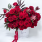 GRAZIA es una declaración profunda, serena y eterna. Un arreglo grande de rosas rojas para San Valentín que habla cuando las palabras no bastan. Cada rosa expresa devoción, promesa y ternura, dispuesta en una caja redonda deluxe que envuelve el amor con armonía y nobleza. Este diseño celebra los vínculos destinados a encontrarse, los amores que se reconocen sin explicación y las historias que florecen con el tiempo.