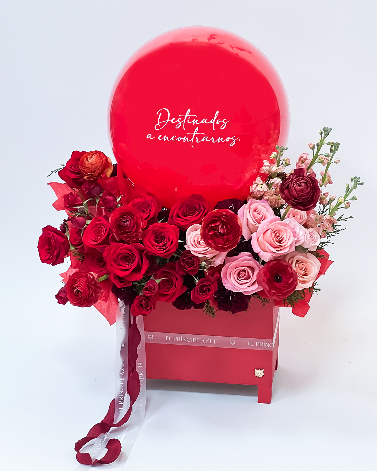 HAPPY AMORE combina flores premium, rosas rojas y un globo personalizado en una elegante caja de madera, creando un gesto alegre y sofisticado que celebra el amor con emoción, estilo y el sello inconfundible de El Príncipe Azul.