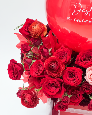 HAPPY AMORE combina flores premium, rosas rojas y un globo personalizado en una elegante caja de madera, creando un gesto alegre y sofisticado que celebra el amor con emoción, estilo y el sello inconfundible de El Príncipe Azul.