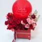 HAPPY AMORE combina flores premium, rosas rojas y un globo personalizado en una elegante caja de madera, creando un gesto alegre y sofisticado que celebra el amor con emoción, estilo y el sello inconfundible de El Príncipe Azul.
