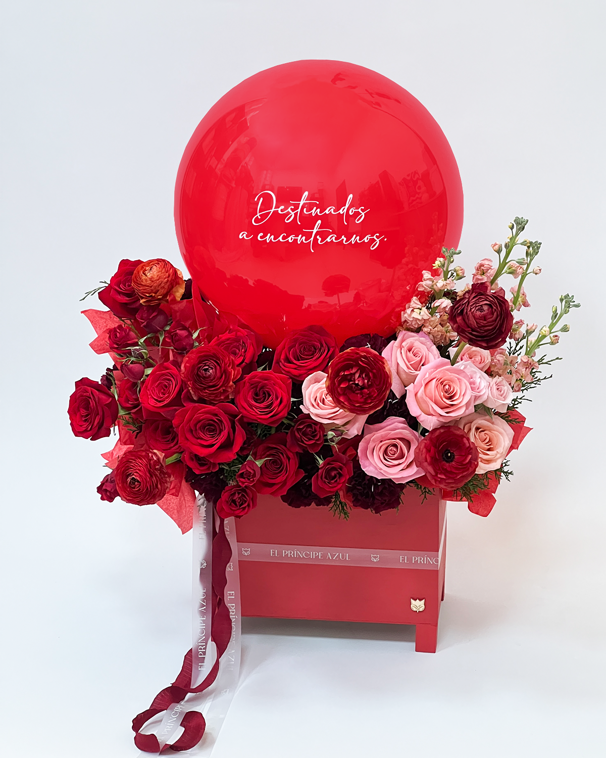 HAPPY AMORE combina flores premium, rosas rojas y un globo personalizado en una elegante caja de madera, creando un gesto alegre y sofisticado que celebra el amor con emoción, estilo y el sello inconfundible de El Príncipe Azul.