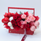 INCANTO une rosas rojas y rosadas con globos delicados en una elegante caja de madera, creando una experiencia romántica que eleva el amor y celebra su magia, con el sello inconfundible de El Príncipe Azul.