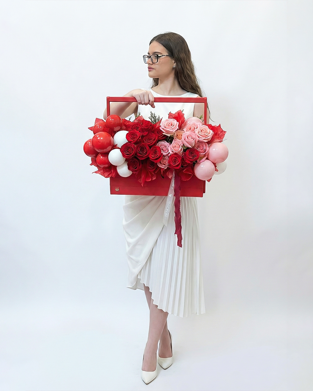 INCANTO une rosas rojas y rosadas con globos delicados en una elegante caja de madera, creando una experiencia romántica que eleva el amor y celebra su magia, con el sello inconfundible de El Príncipe Azul.