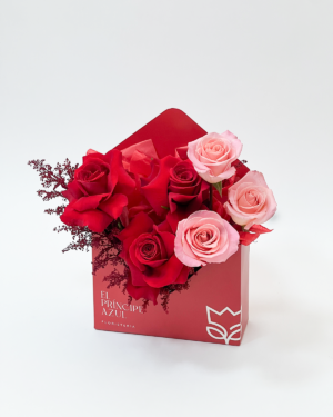 PROMISE MAIL es un Arreglo de rosas para San Valentín que transforma una promesa en un gesto eterno. Rosas rojas y rosadas, en una caja roja con forma de sobre, se unen para expresar amor, destino y elegancia, en una creación exclusiva de El Príncipe Azul.