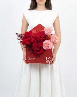 PROMISE MAIL es un Arreglo de rosas para San Valentín que transforma una promesa en un gesto eterno. Rosas rojas y rosadas, en una caja roja con forma de sobre, se unen para expresar amor, destino y elegancia, en una creación exclusiva de El Príncipe Azul.