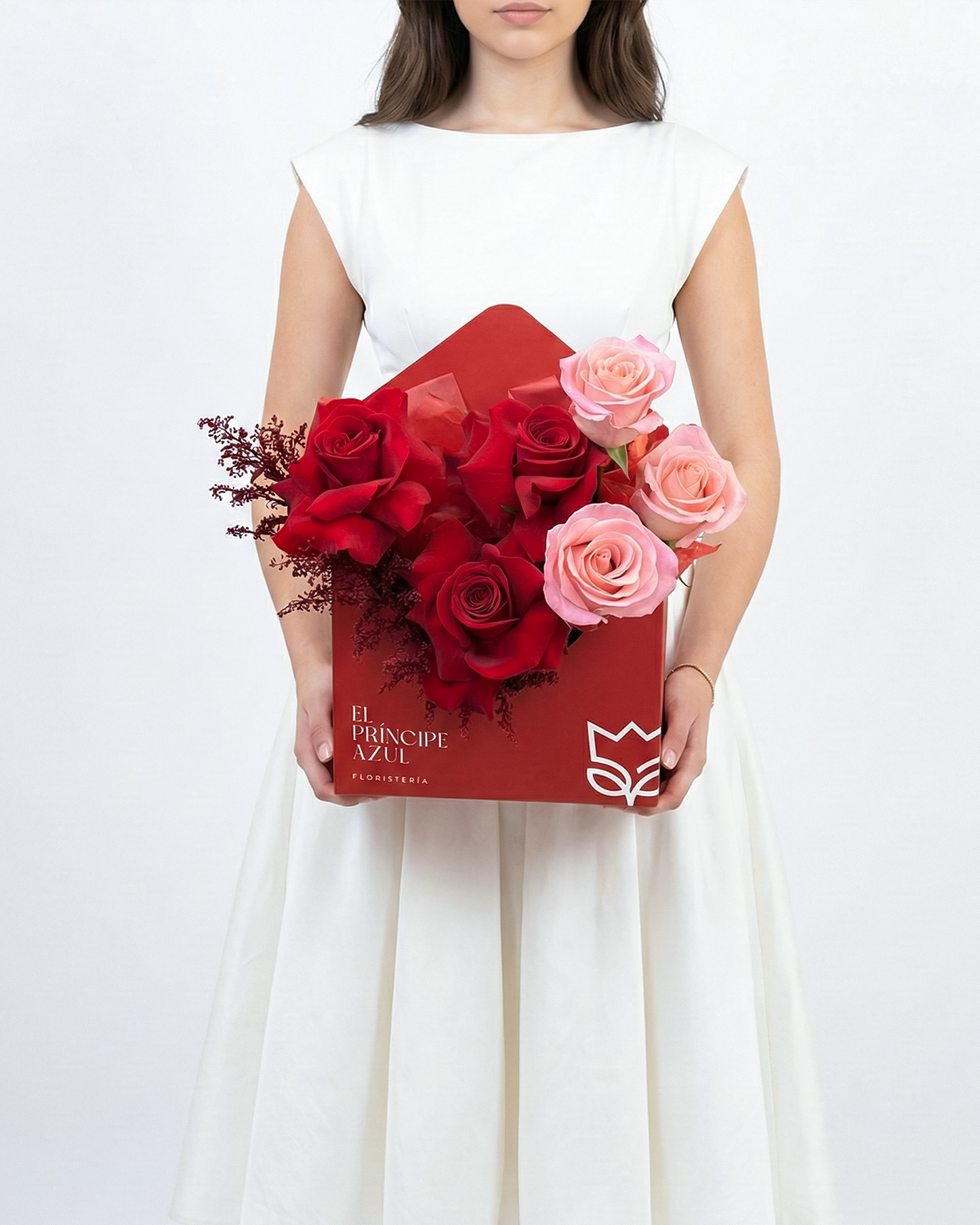 PROMISE MAIL es un Arreglo de rosas para San Valentín que transforma una promesa en un gesto eterno. Rosas rojas y rosadas, en una caja roja con forma de sobre, se unen para expresar amor, destino y elegancia, en una creación exclusiva de El Príncipe Azul.