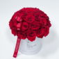 SEMPRE celebra el amor que no duda ni se dispersa. Rosas rojas intensas, resguardadas en una caja deluxe, sellan una promesa nacida para permanecer. Un gesto noble, creado para quienes saben que el verdadero amor se reconoce.