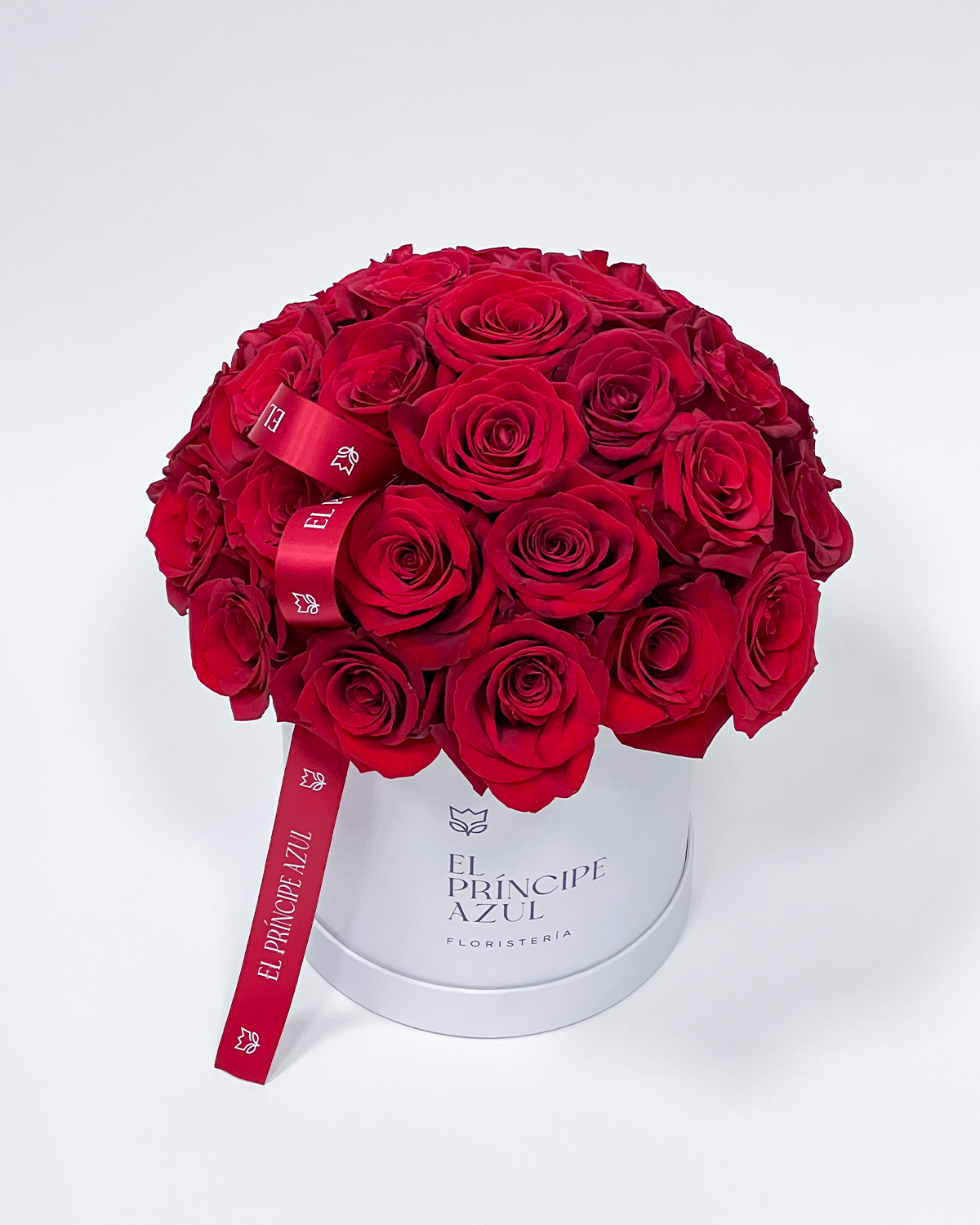 SEMPRE celebra el amor que no duda ni se dispersa. Rosas rojas intensas, resguardadas en una caja deluxe, sellan una promesa nacida para permanecer. Un gesto noble, creado para quienes saben que el verdadero amor se reconoce.