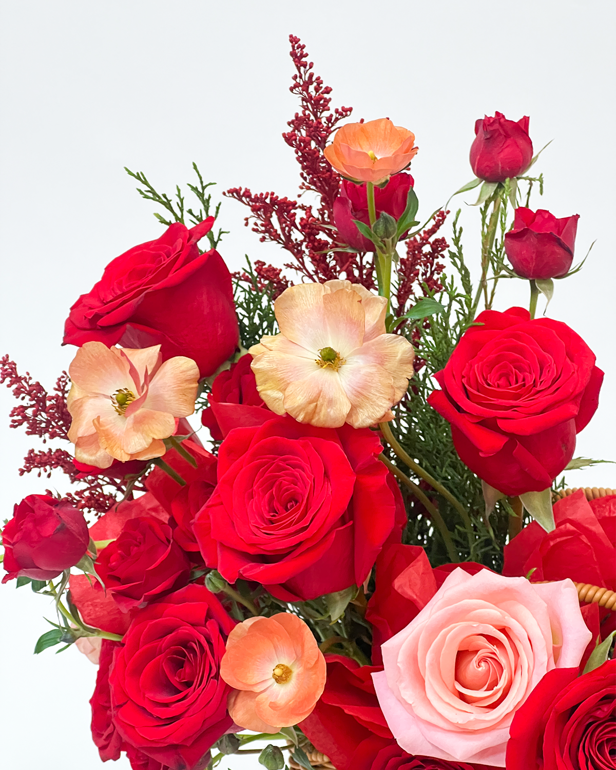 SOSPIRO es una Cesta de mimbre para San Valentín que expresa amor con suavidad y distinción. Rosas rojas premium y flores primaverales se unen en una creación romántica, natural y exclusiva de El Príncipe Azul