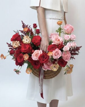 SOSPIRO es una Cesta de mimbre para San Valentín que expresa amor con suavidad y distinción. Rosas rojas premium y flores primaverales se unen en una creación romántica, natural y exclusiva de El Príncipe Azul